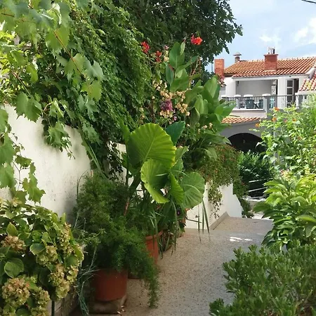 Lovely Almissa Apartment *